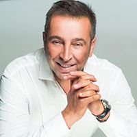 Δημήτρης Χρυσοχοΐδης που τραγουδάει μπουζούκια